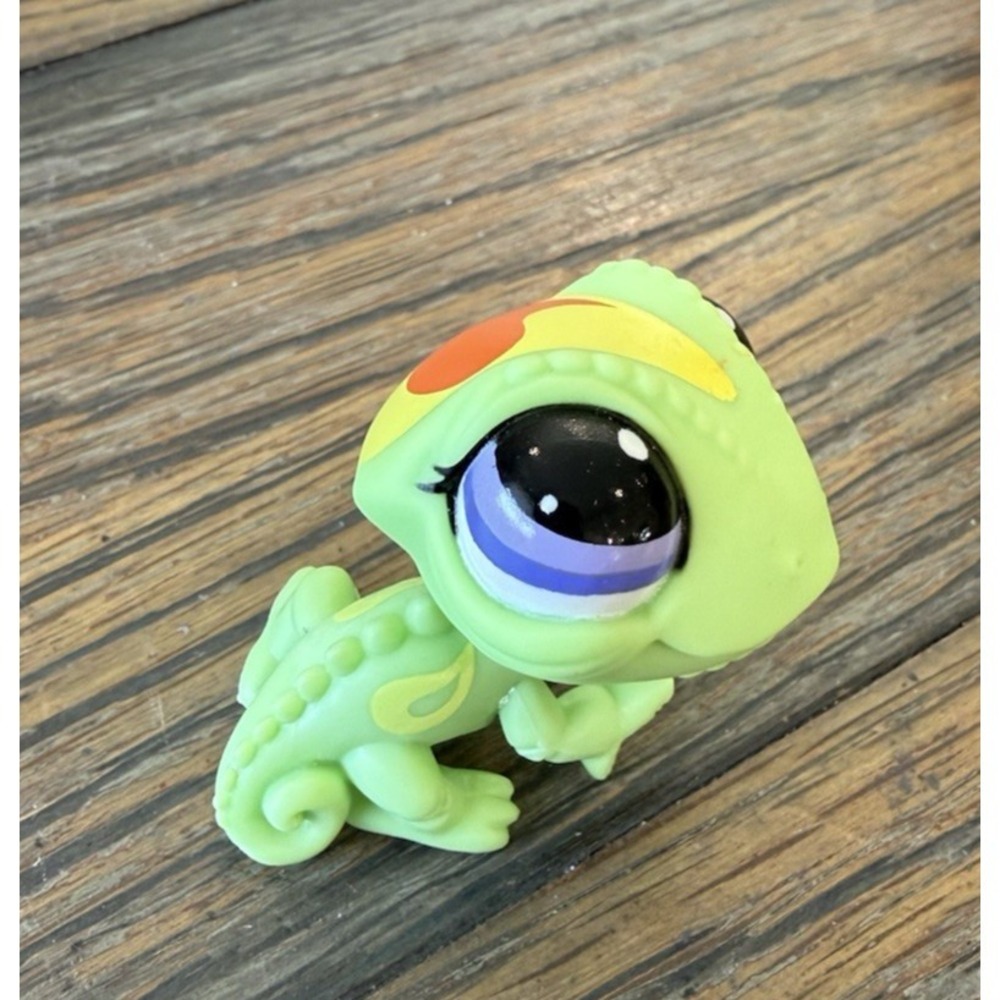 Littlest Pet Shop Authentic # 2399 Green Yellow Striped Chameleon Purple Eyes